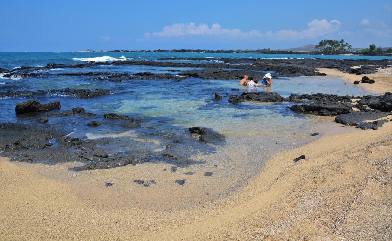 O'oma Beach'in fotoğrafı parlak kum ve kayalar yüzey ile