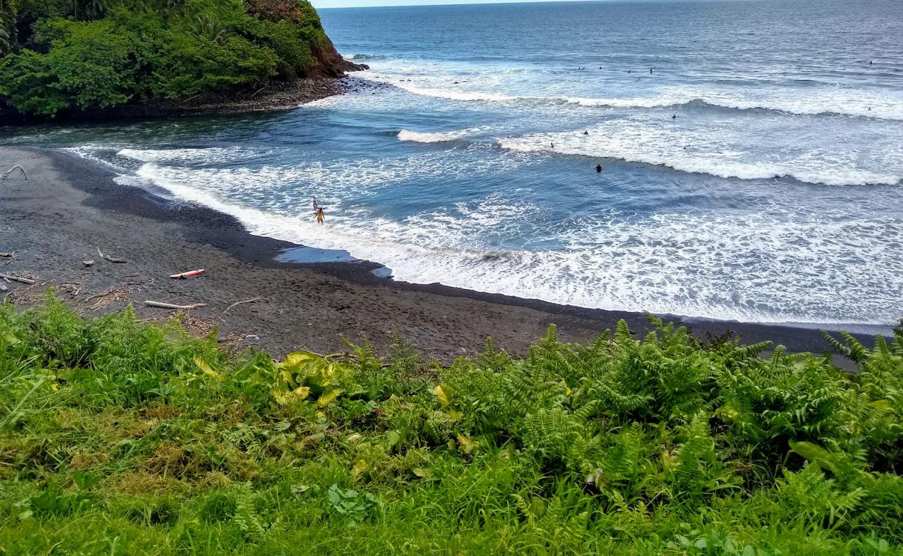 Honoli'i Beach'in fotoğrafı taşlı kum yüzey ile