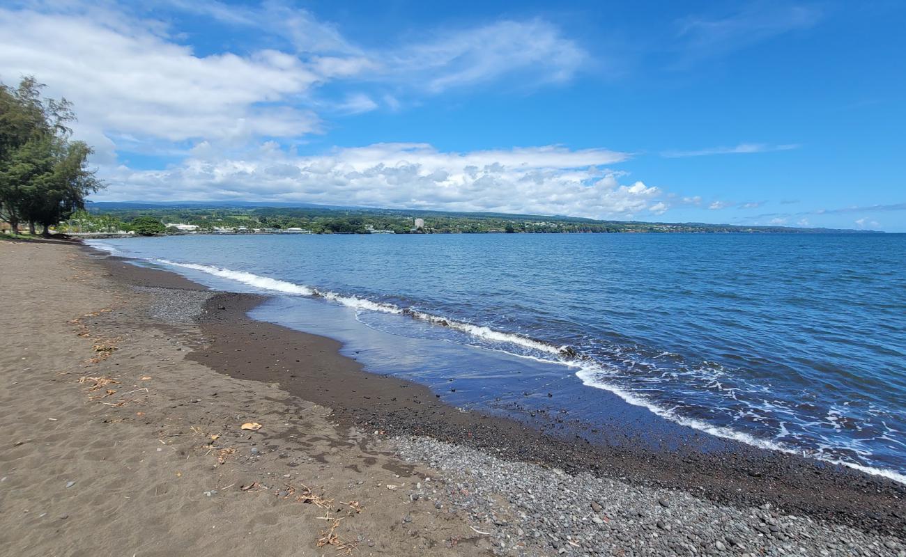 Hilo Bayfront Beach'in fotoğrafı kahverengi kum yüzey ile