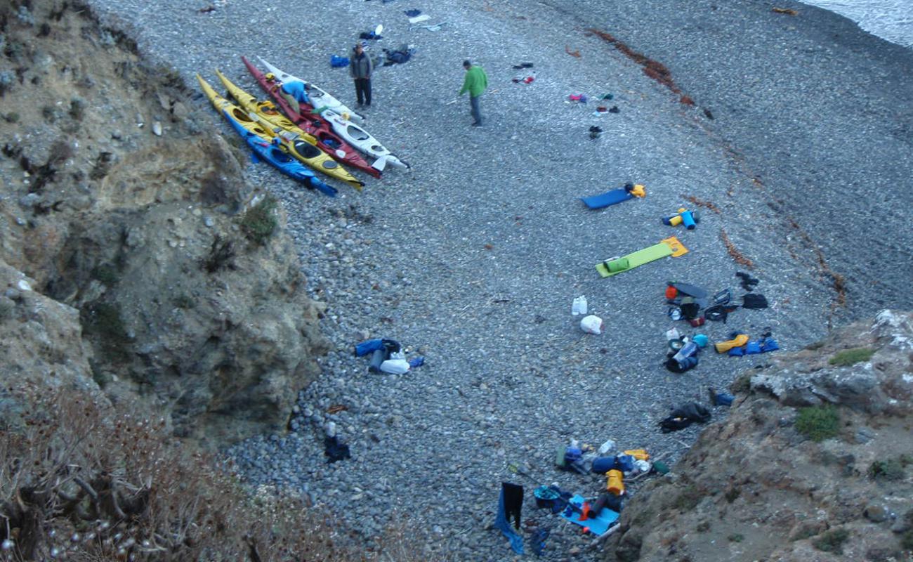 Frenchys Cove Beach'in fotoğrafı küçük gri çakıllar yüzey ile
