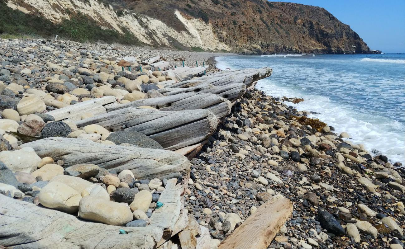 Smugglers Cove'in fotoğrafı hafif çakıl yüzey ile