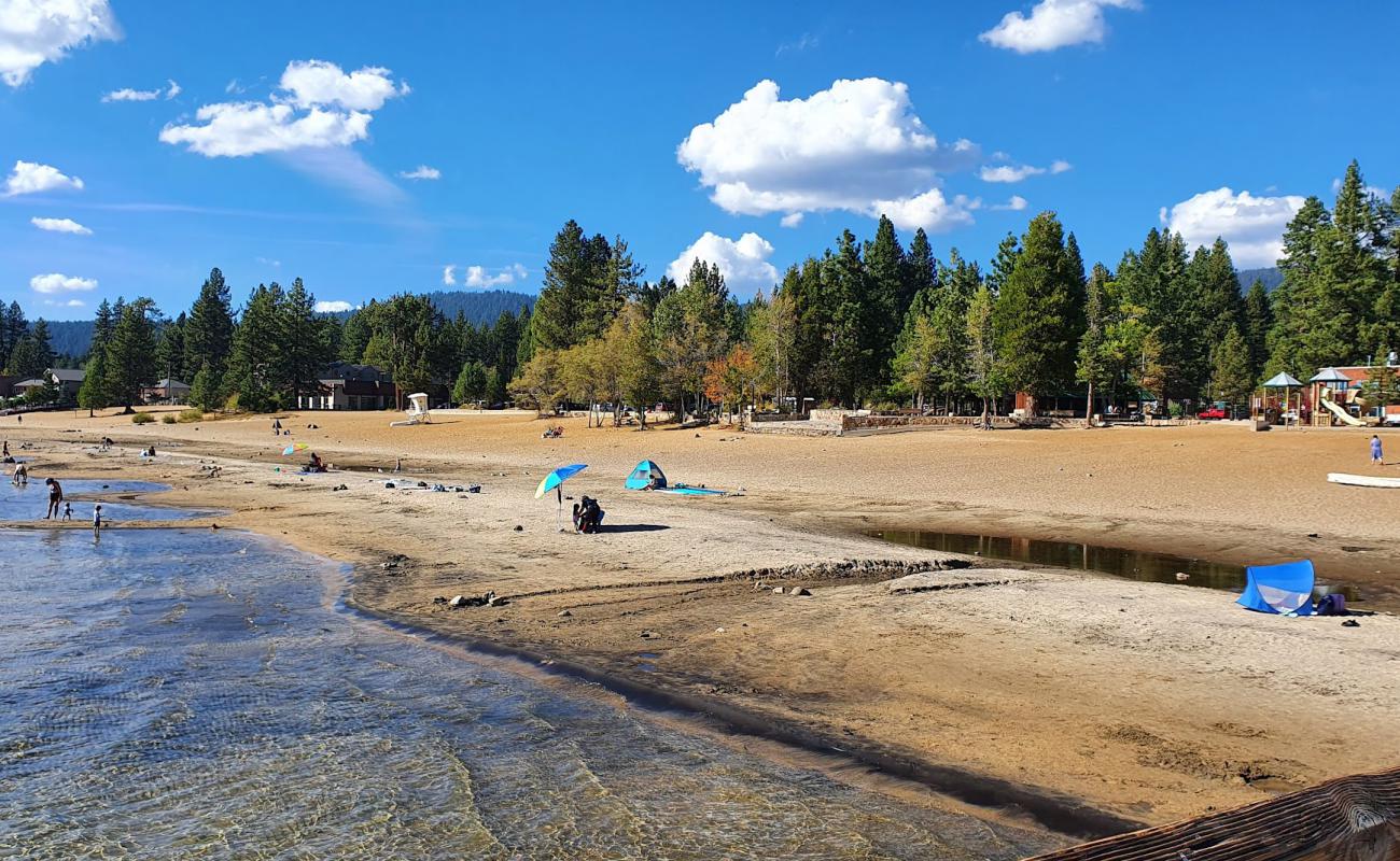 Kings Beach'in fotoğrafı parlak kum yüzey ile