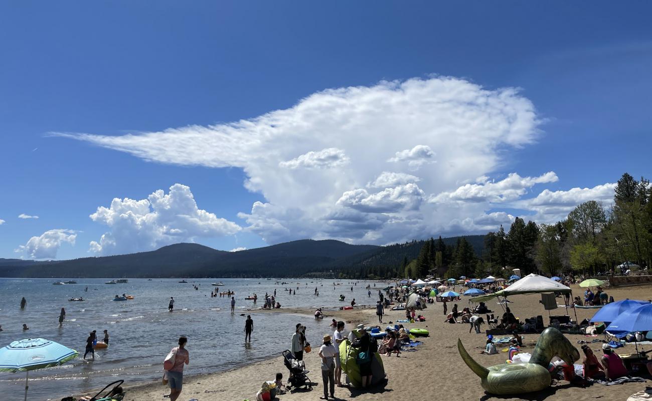 North Tahoe Beach'in fotoğrafı parlak kum yüzey ile