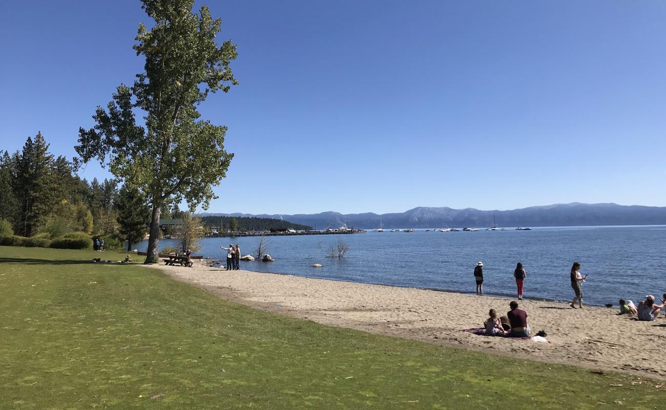 Tahoe City Public Beach'in fotoğrafı parlak kum yüzey ile