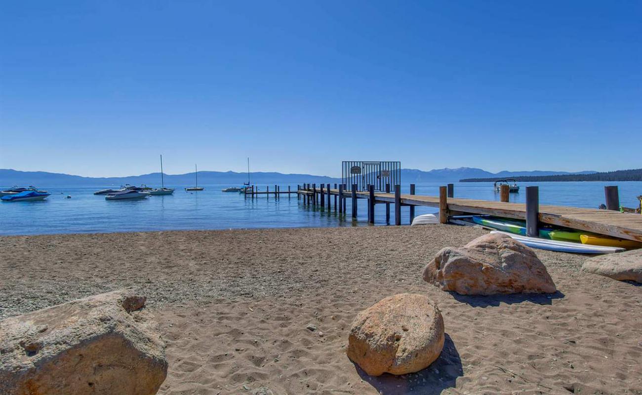 Tahoe Pines Beach'in fotoğrafı gri kum yüzey ile