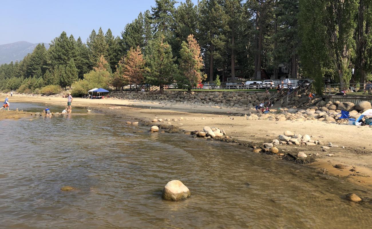 Thomas F. Regan Memorial City Beach'in fotoğrafı parlak kum ve kayalar yüzey ile