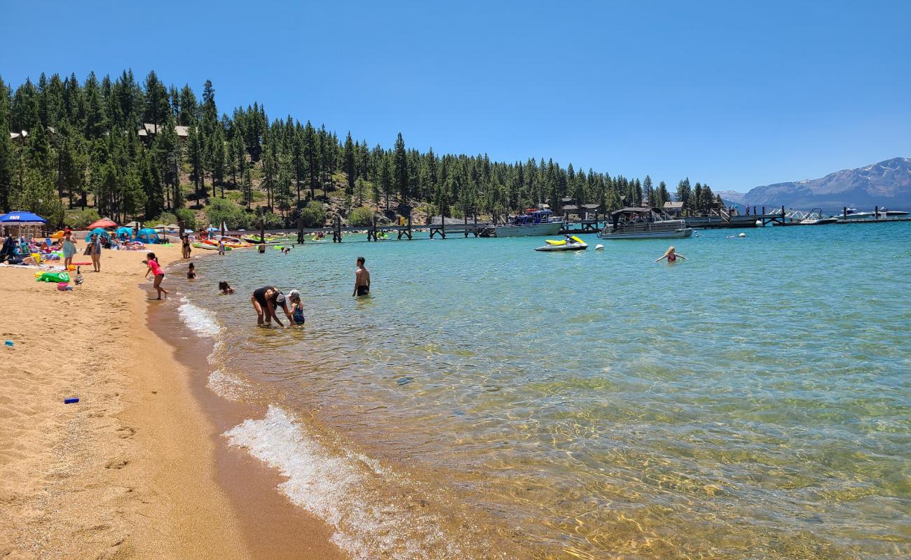 Round Hill Beach'in fotoğrafı açık bej kum yüzey ile