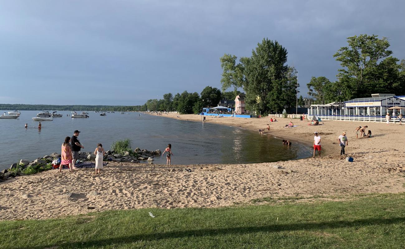 Sylvan Beach'in fotoğrafı açık bej kum yüzey ile