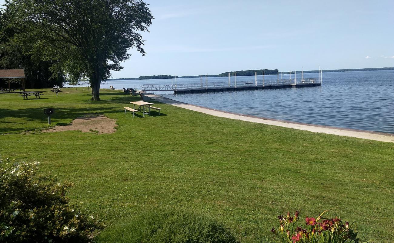 Lakeshore beach'in fotoğrafı açık bej kum yüzey ile