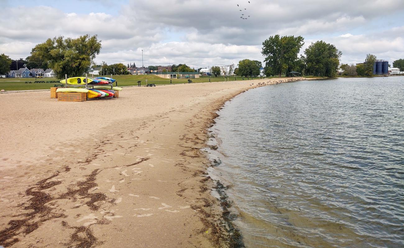 Judge James H. Lincoln Beach'in fotoğrafı açık bej kum yüzey ile