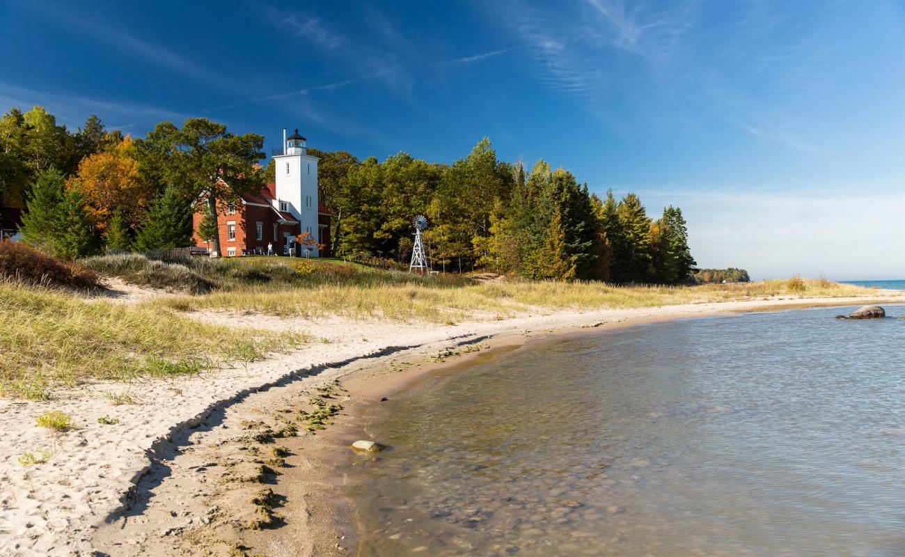 40 Mile Point Lighthouse'in fotoğrafı açık bej kum yüzey ile