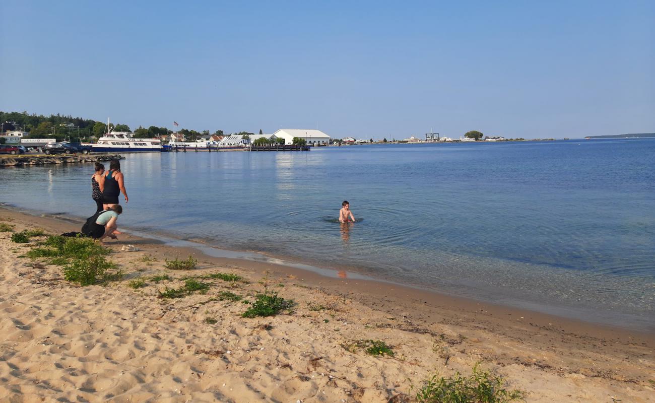 Kiwanis Beach'in fotoğrafı parlak kum yüzey ile