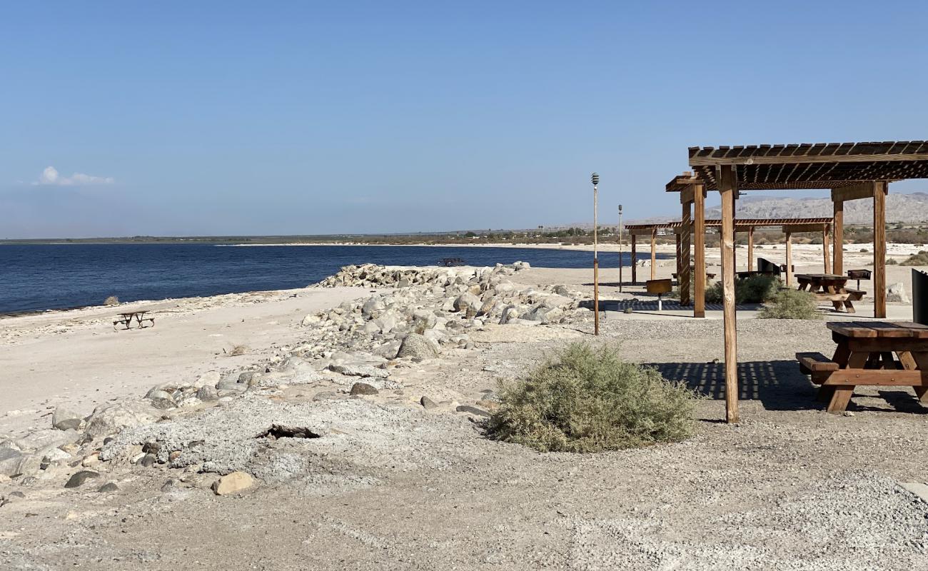 Sneaker Beach'in fotoğrafı parlak kum ve kayalar yüzey ile