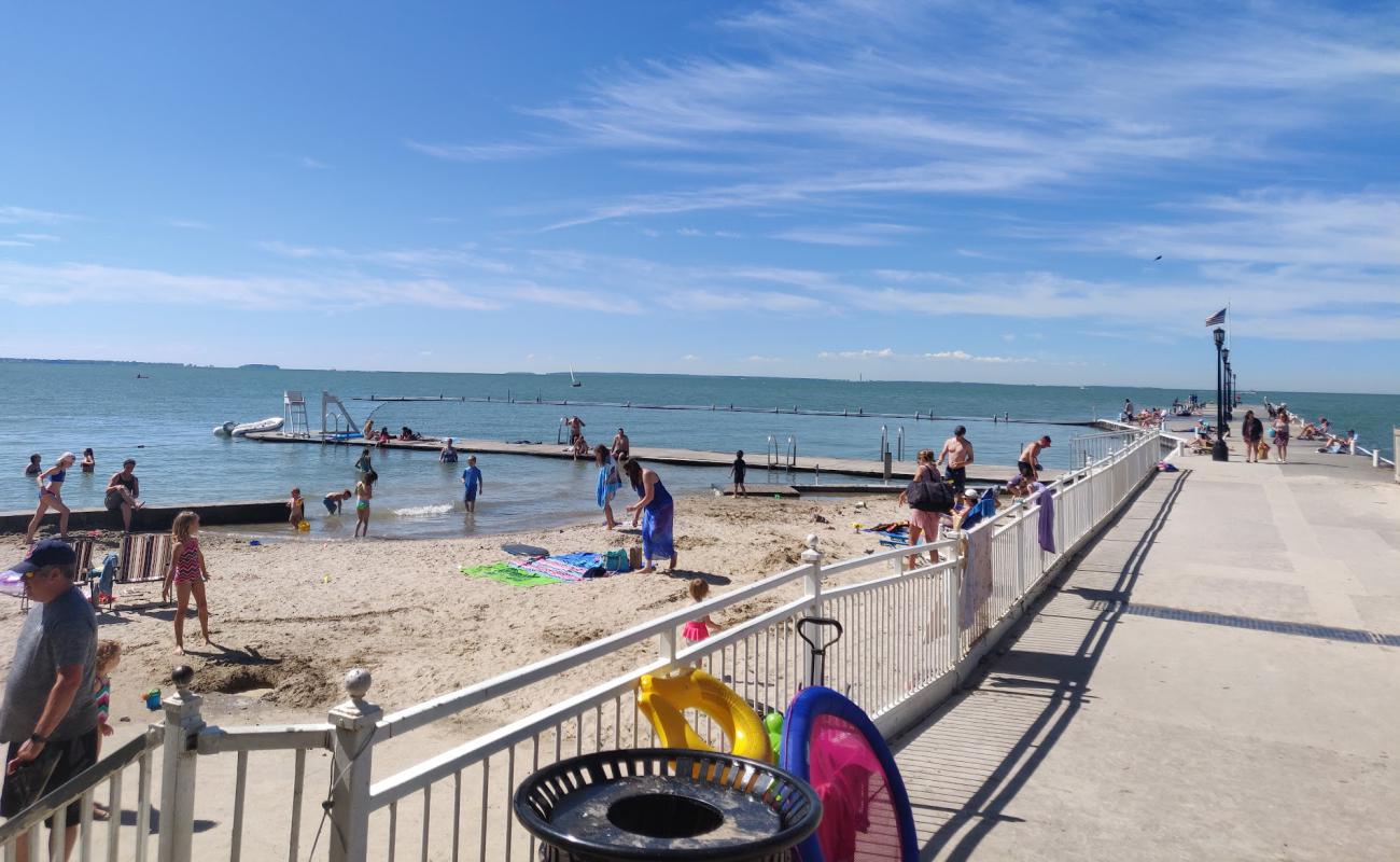 Lakeside Beach'in fotoğrafı açık bej kum yüzey ile