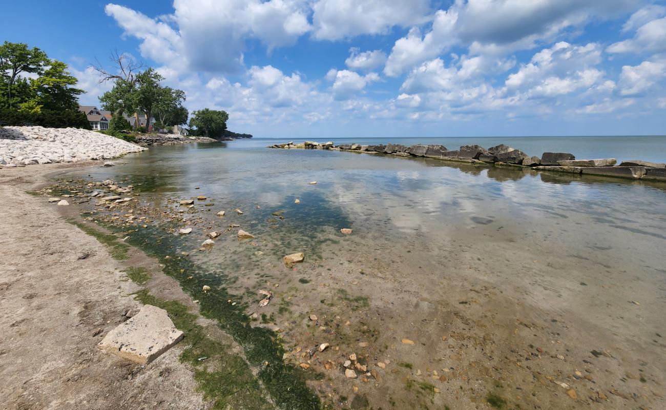 Lake Front Beach'in fotoğrafı parlak kum yüzey ile