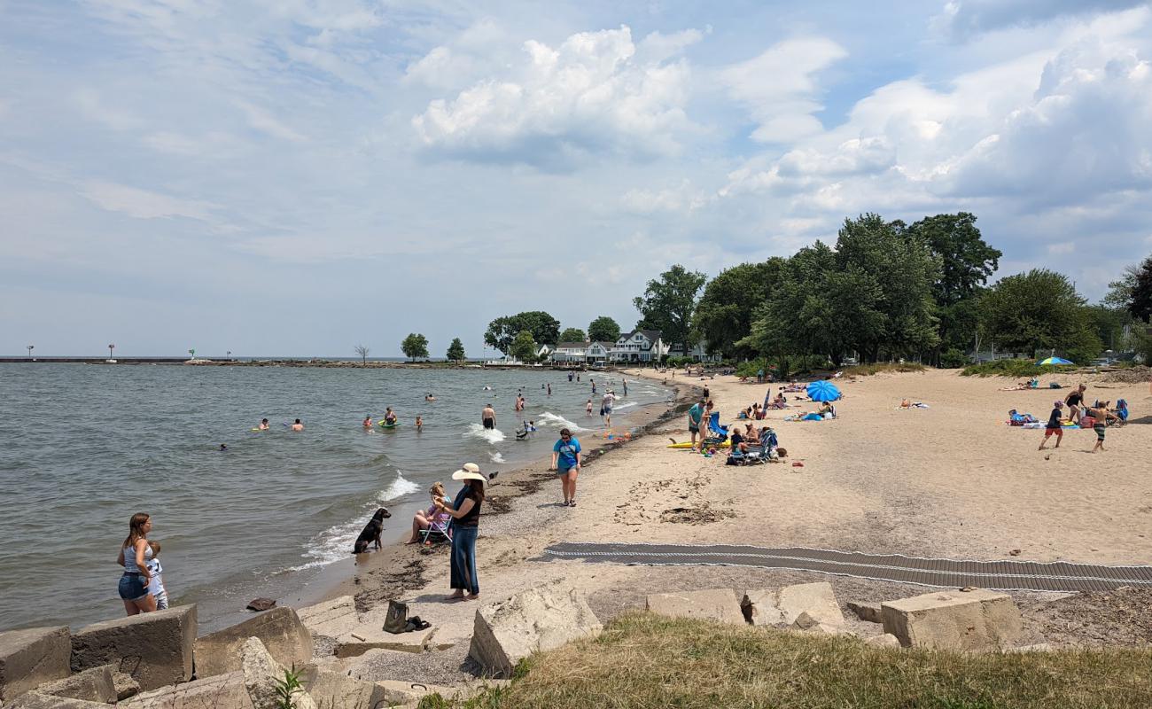 Vermilion Lighthouse Beach'in fotoğrafı açık bej kum yüzey ile