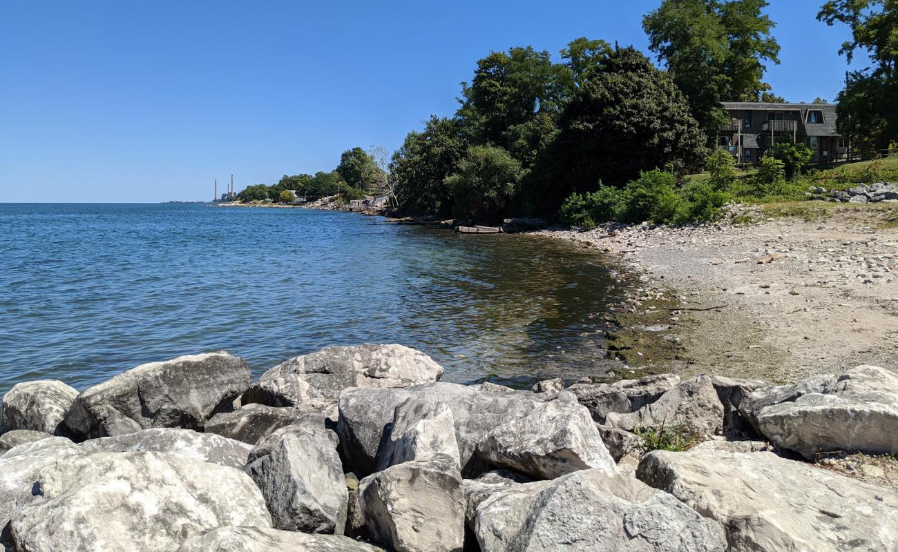 Sheffield Lake Beach'in fotoğrafı gri kum ve çakıl yüzey ile