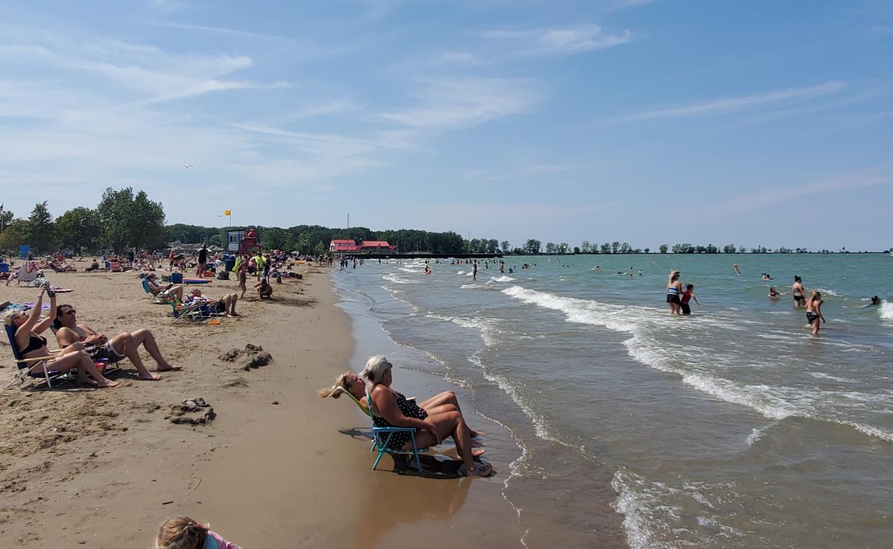Fairport Harbor Beach'in fotoğrafı açık bej kum yüzey ile