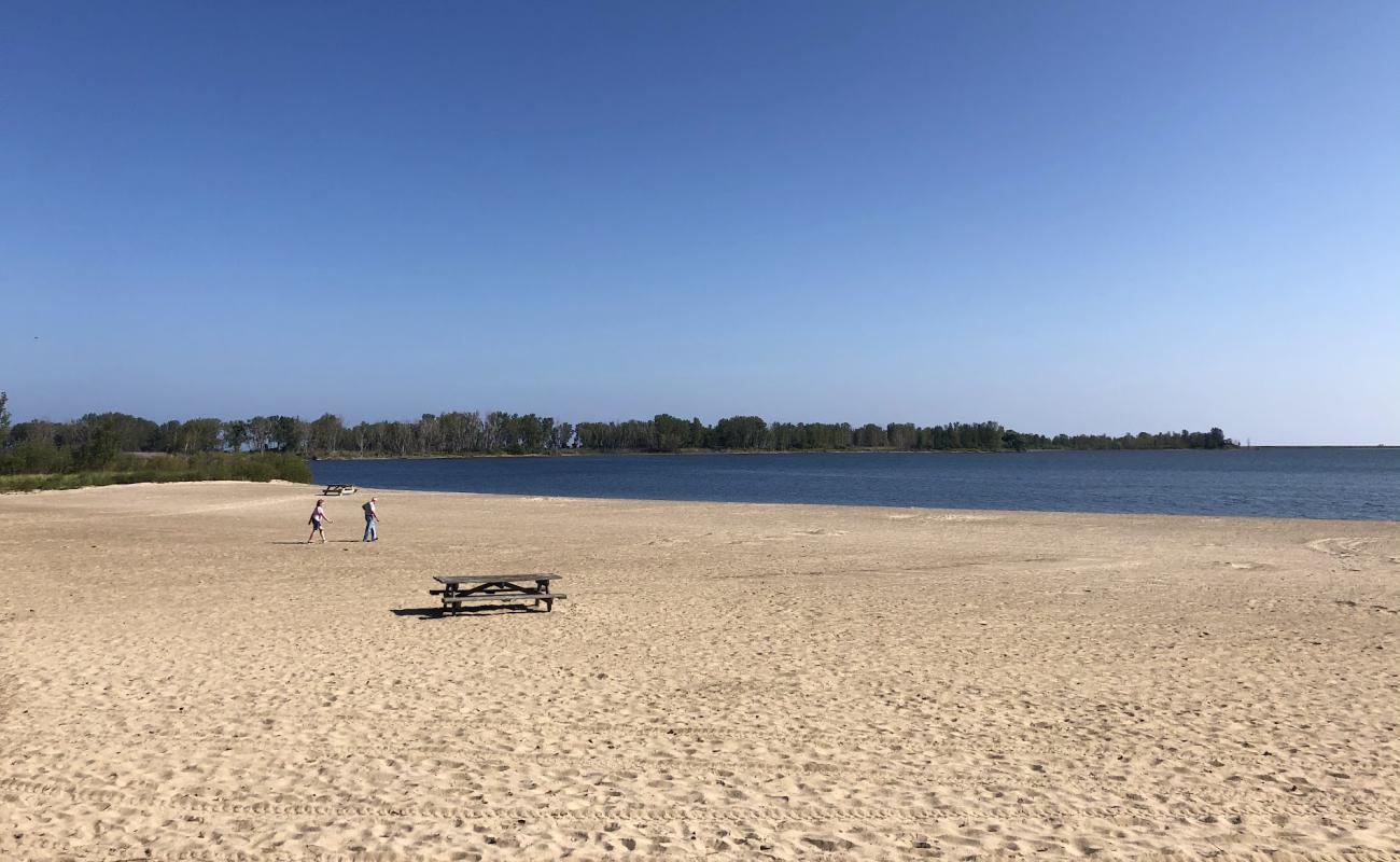 Presque Isle Erie Beach'in fotoğrafı açık bej kum yüzey ile