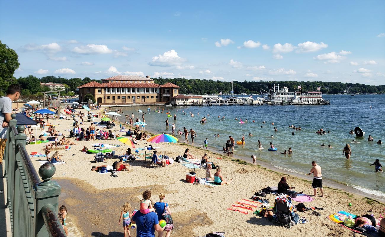 Lake Geneva Beach'in fotoğrafı parlak kum yüzey ile