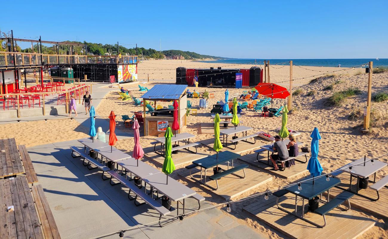 North Pier Side Beach'in fotoğrafı açık bej kum yüzey ile
