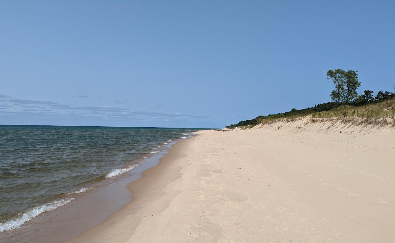 Benona Township Beach'in fotoğrafı i̇nce bej kum yüzey ile
