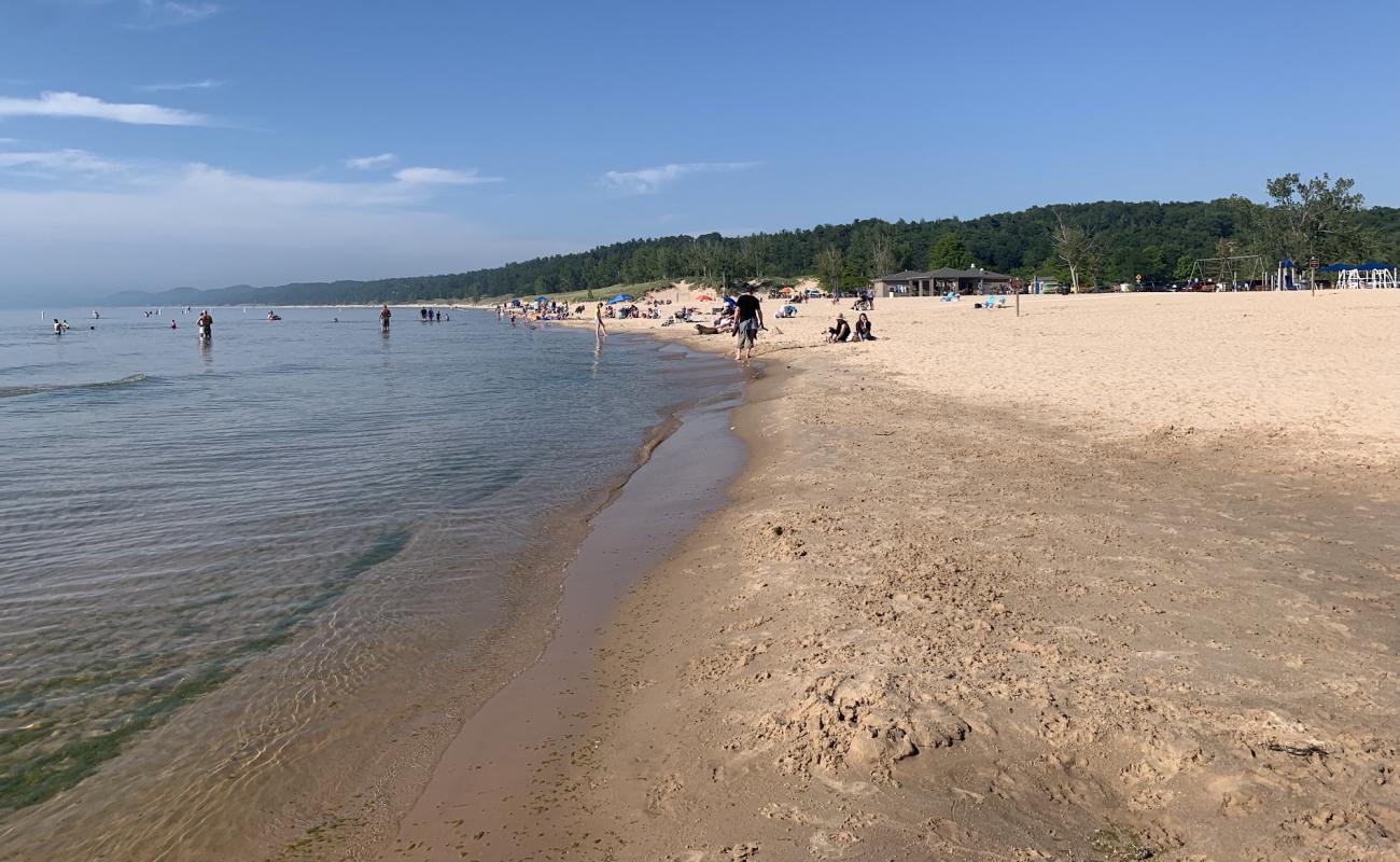 Mears Beach'in fotoğrafı açık bej kum yüzey ile