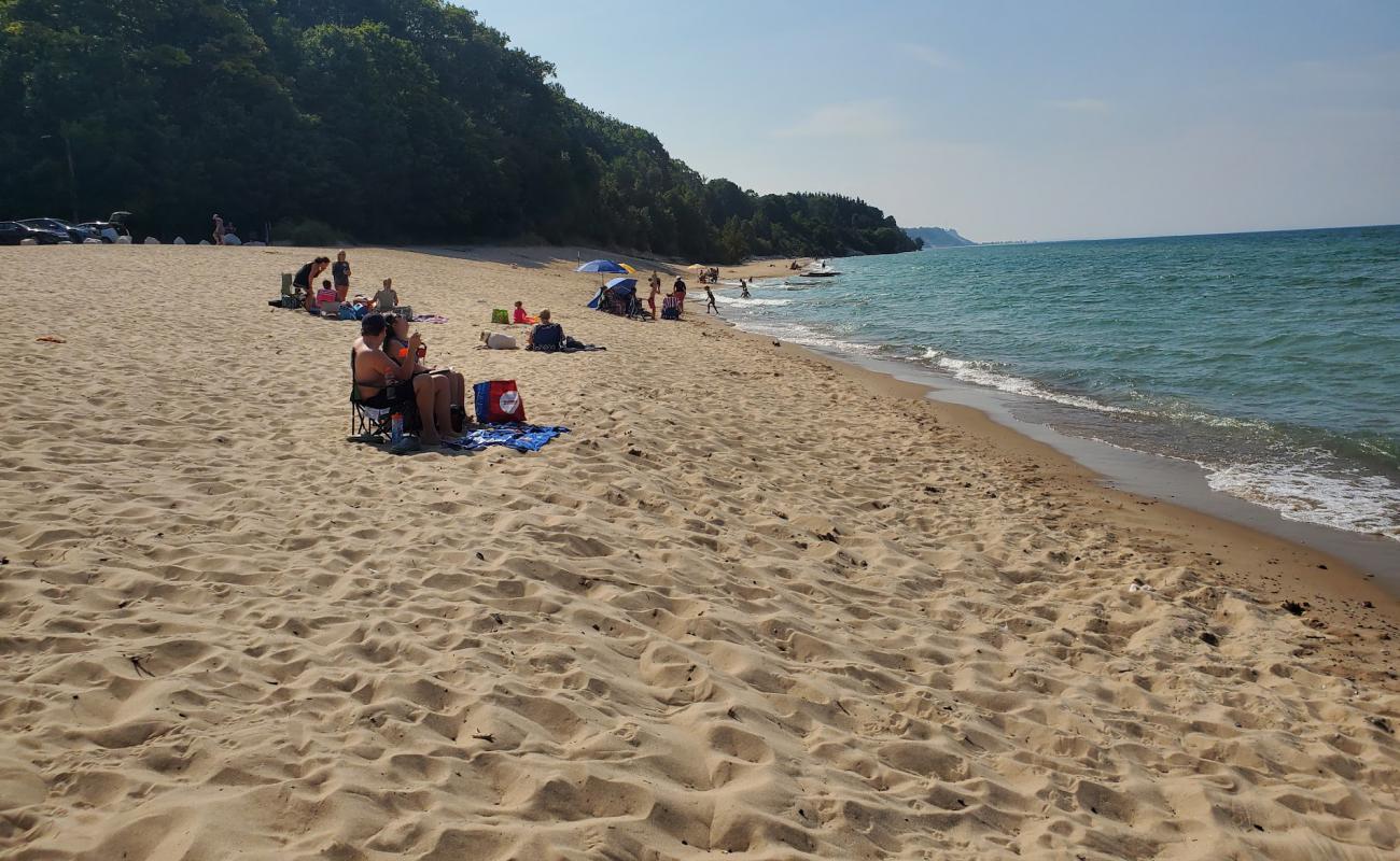 Buttersville Beach'in fotoğrafı açık bej kum yüzey ile