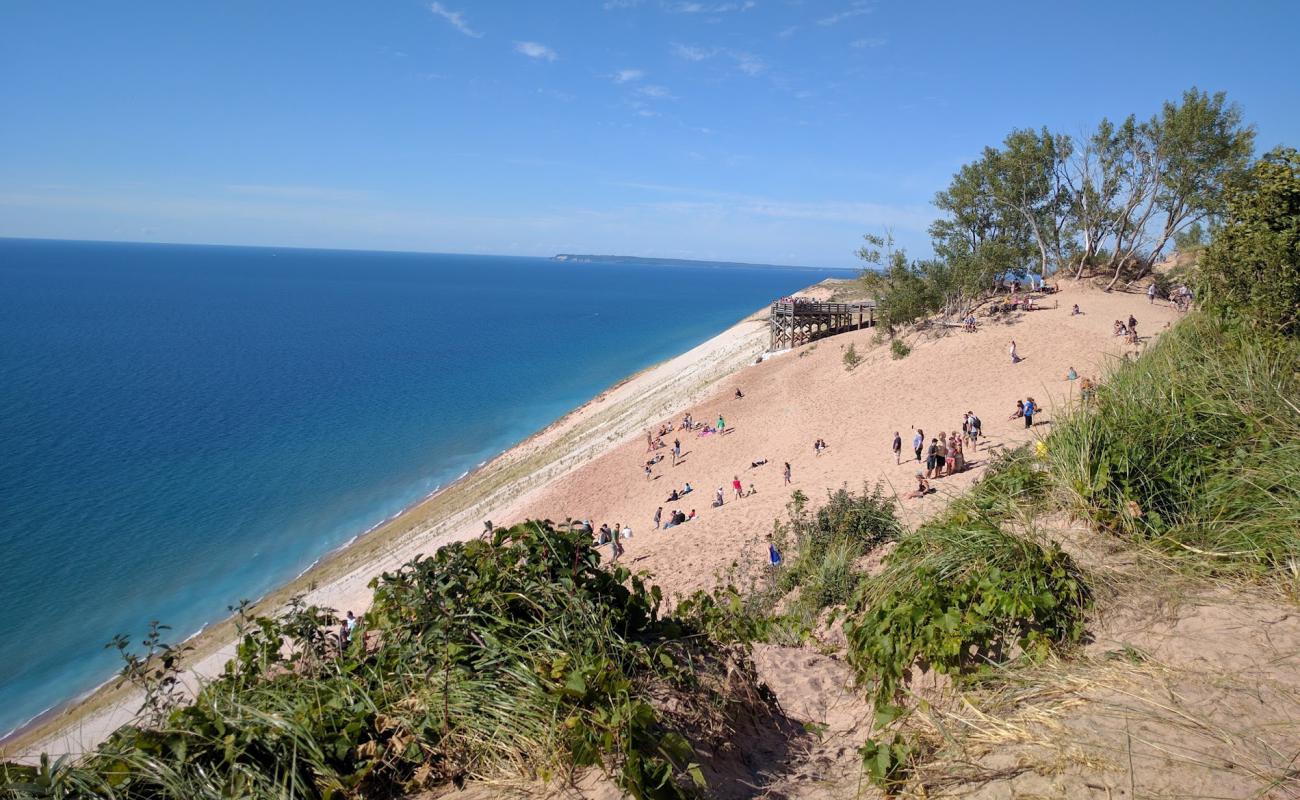 Sleeping Bear Dunes'in fotoğrafı açık bej kum yüzey ile