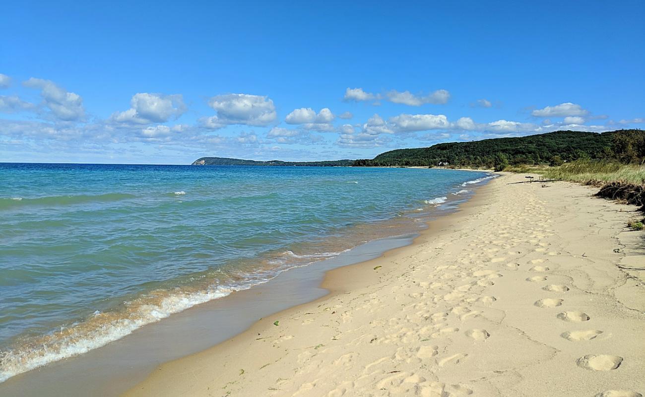 Good Harbor Bay Beach'in fotoğrafı açık bej kum yüzey ile