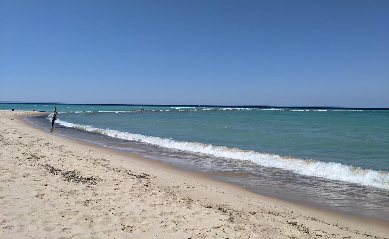 Onomonee Road Beach'in fotoğrafı açık bej kum yüzey ile