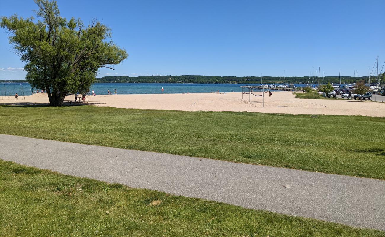 Suttons Bay Beach'in fotoğrafı parlak kum yüzey ile