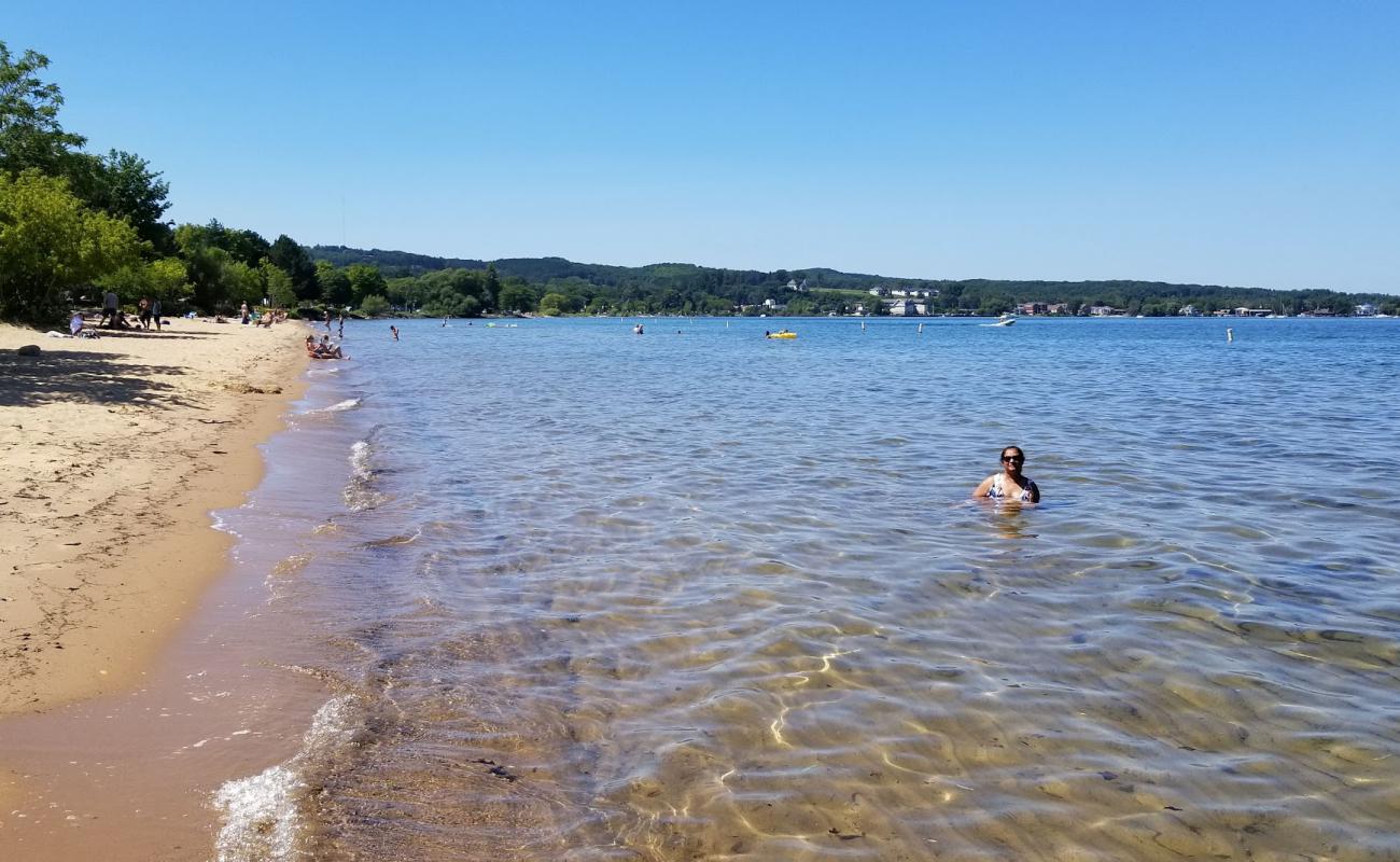 Traverse City Beach'in fotoğrafı açık bej kum yüzey ile