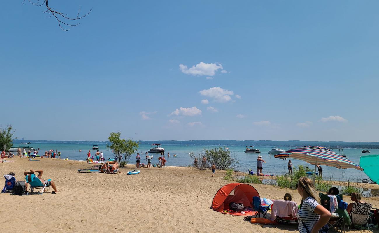Traverse City Public Beach'in fotoğrafı açık bej kum yüzey ile
