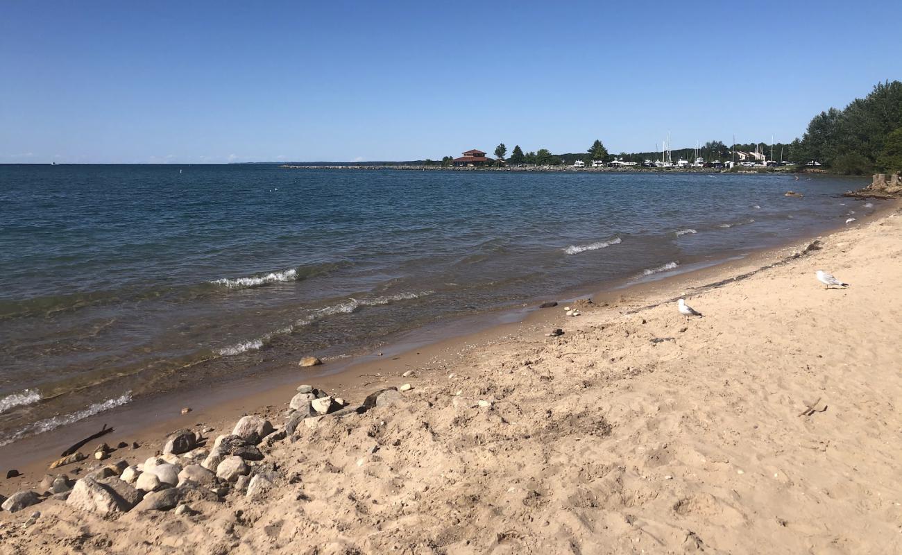 Elk Rapids Sandbar'in fotoğrafı açık bej kum yüzey ile