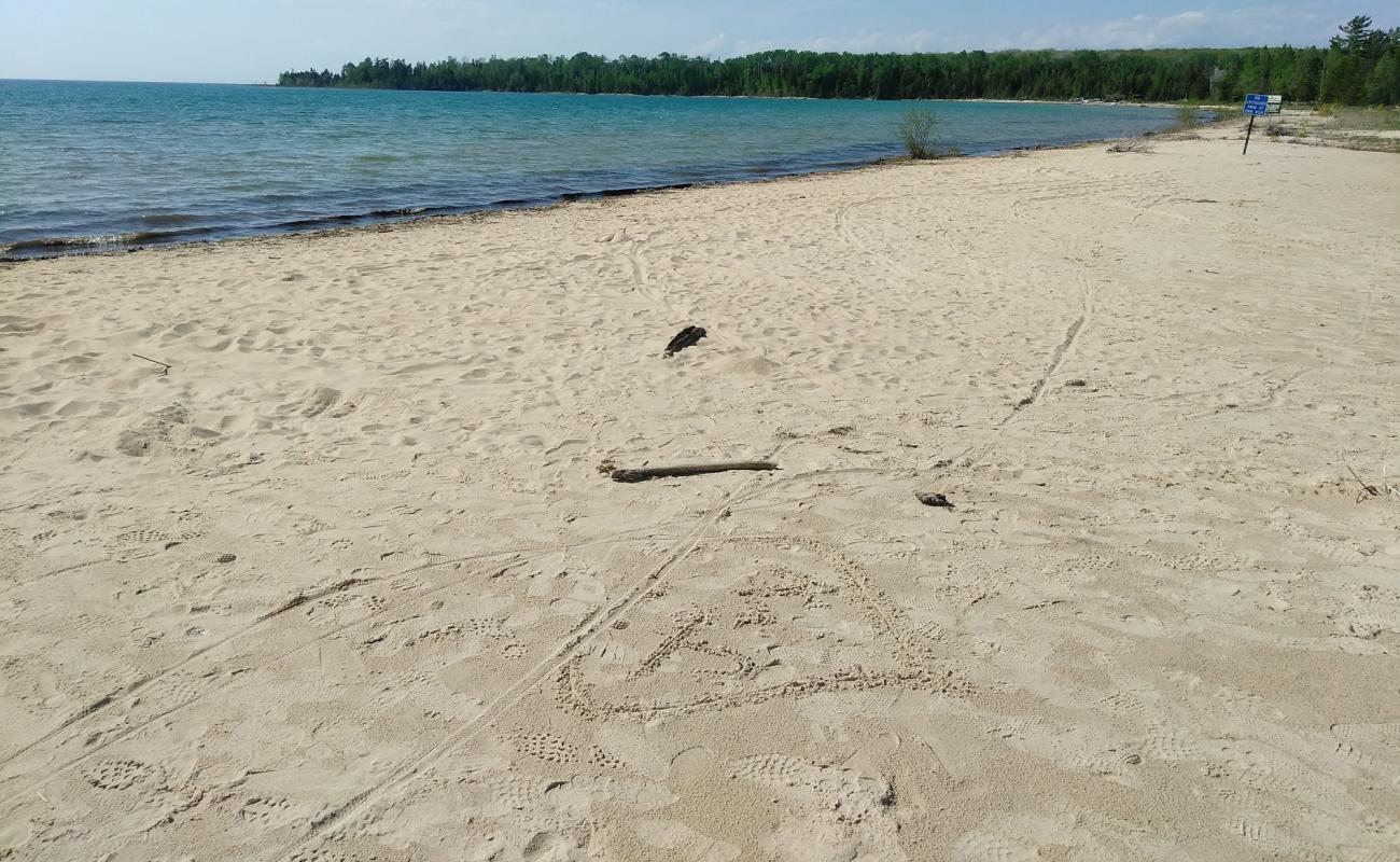 Mackinaw Beach'in fotoğrafı açık bej kum yüzey ile