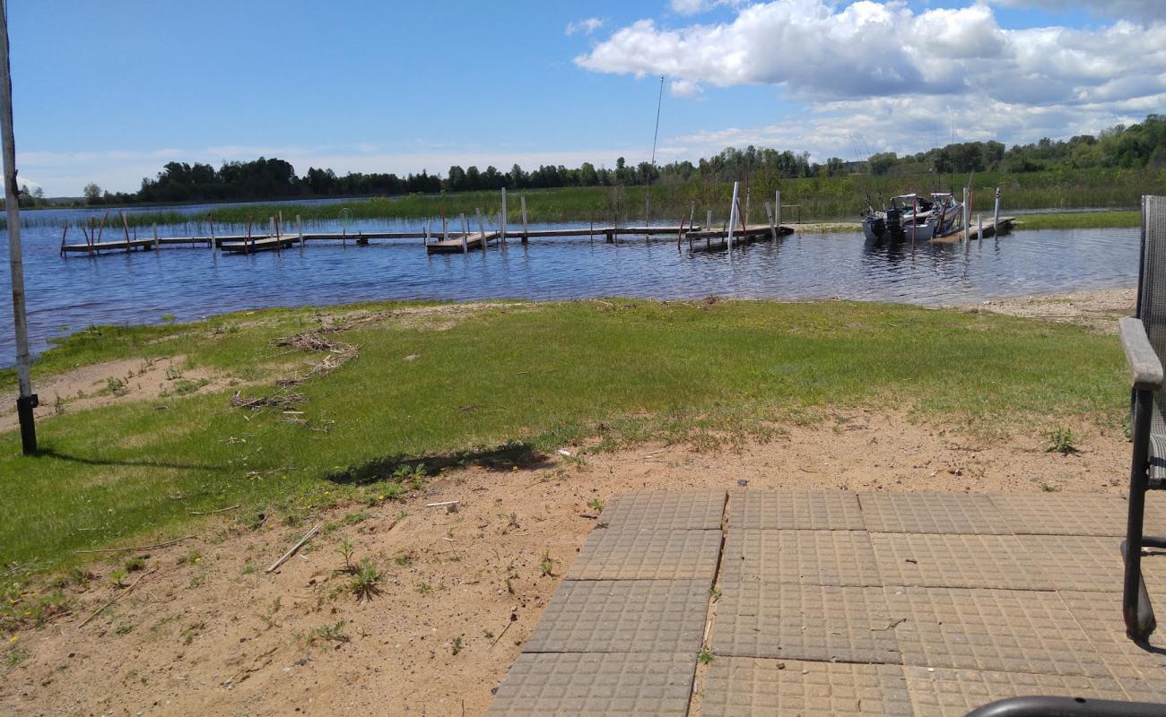 Brock's Lakeshore Cabins'in fotoğrafı açık bej kum yüzey ile