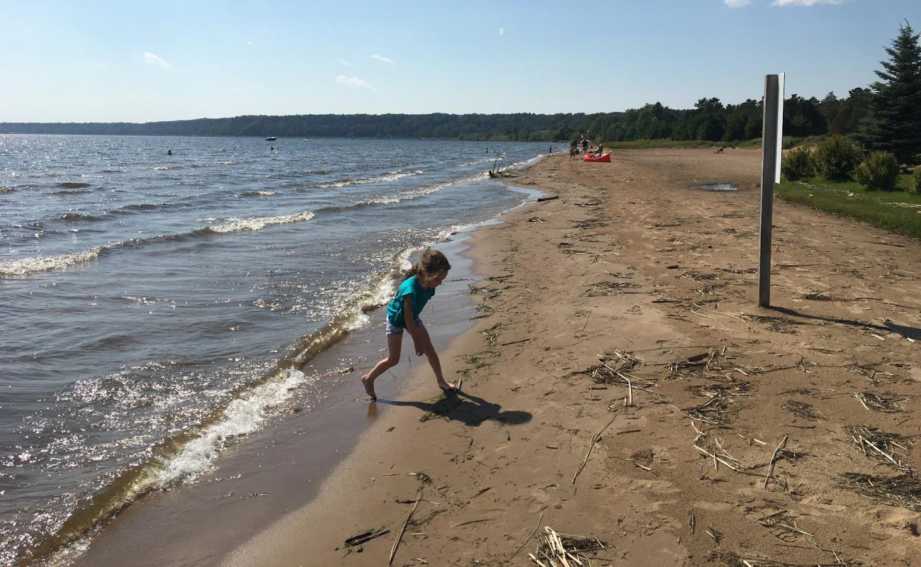 Gladstone Beach'in fotoğrafı açık bej kum yüzey ile