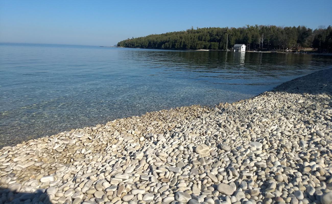 Pebble Beach'in fotoğrafı hafif çakıl yüzey ile