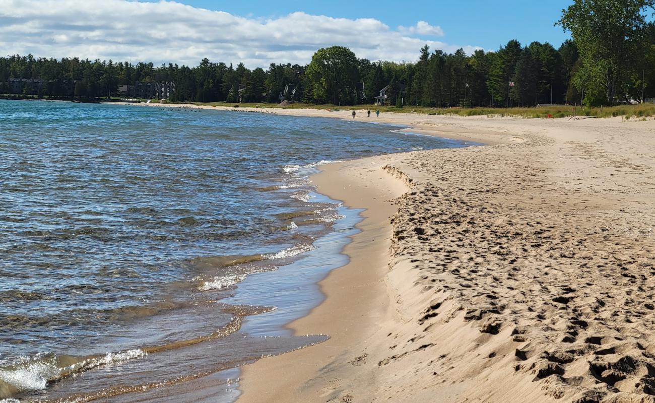 Whitefish Bay'in fotoğrafı parlak kum yüzey ile