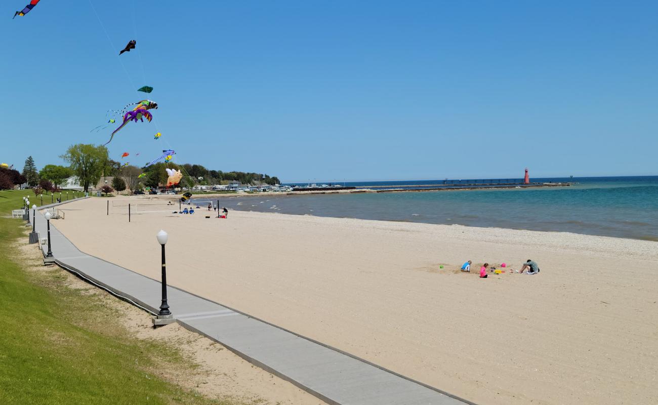 Crescent Beach'in fotoğrafı parlak kum yüzey ile