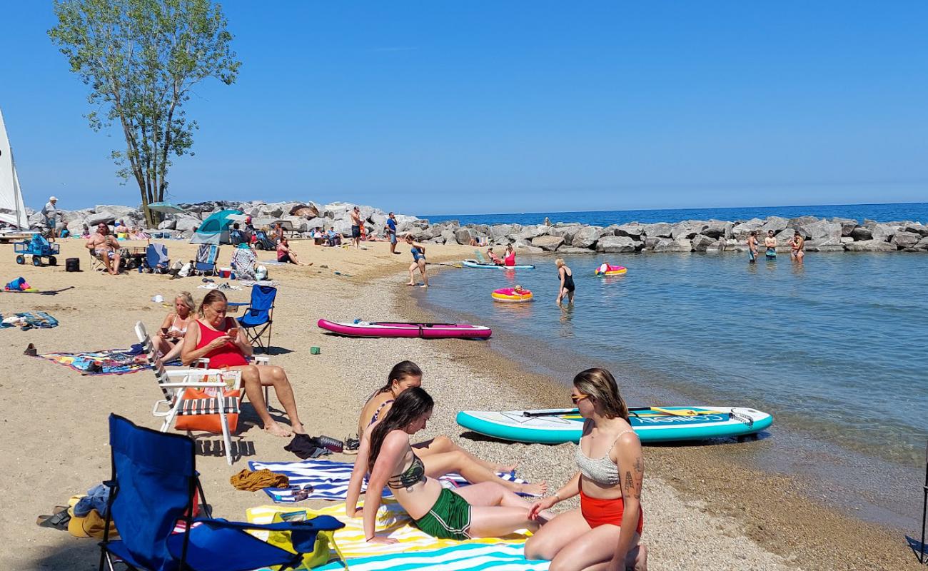 Lake Bluff Beach'in fotoğrafı hafif ince çakıl taş yüzey ile