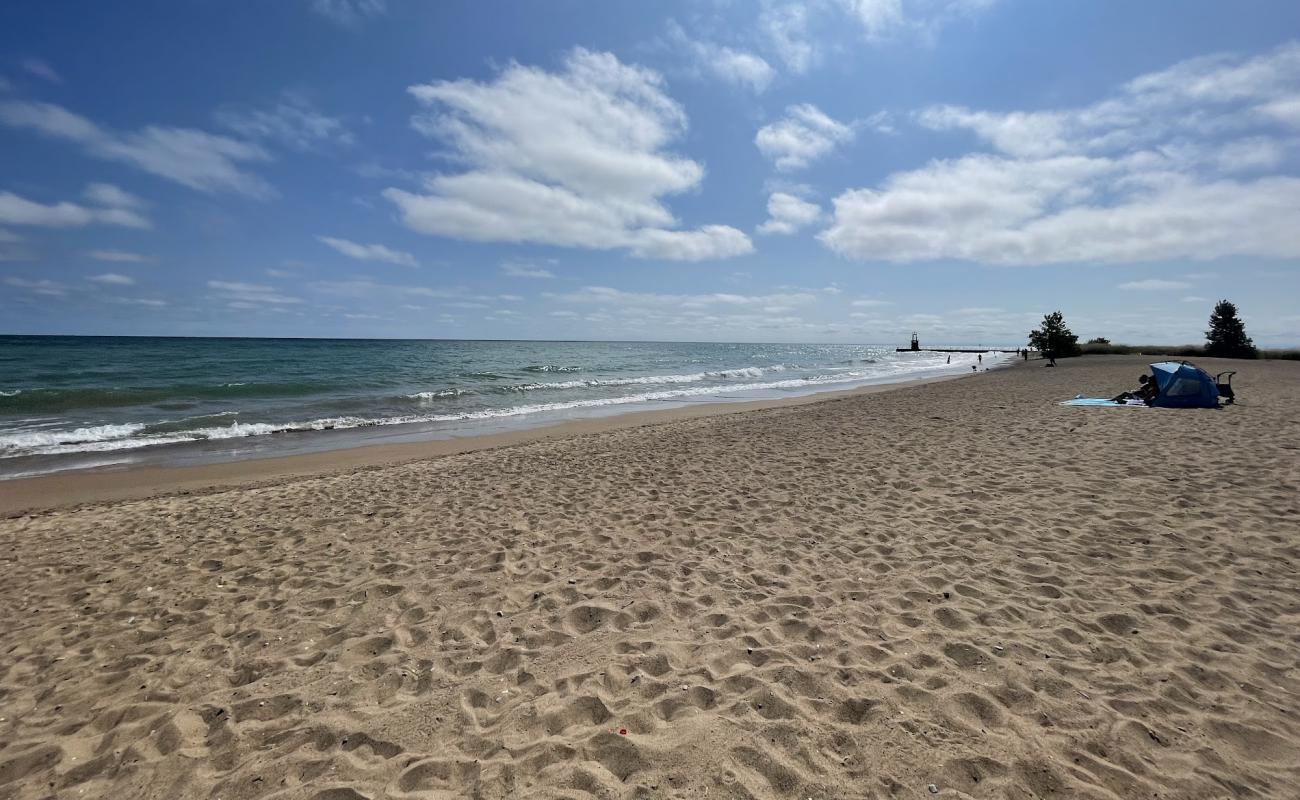 Loyola Beach'in fotoğrafı parlak kum yüzey ile