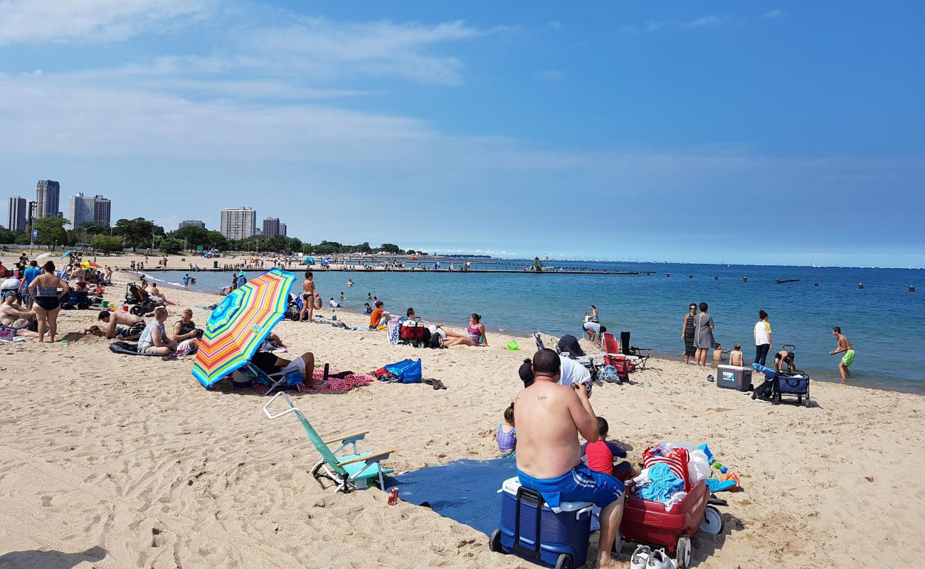 North Avenue Beach'in fotoğrafı parlak kum yüzey ile