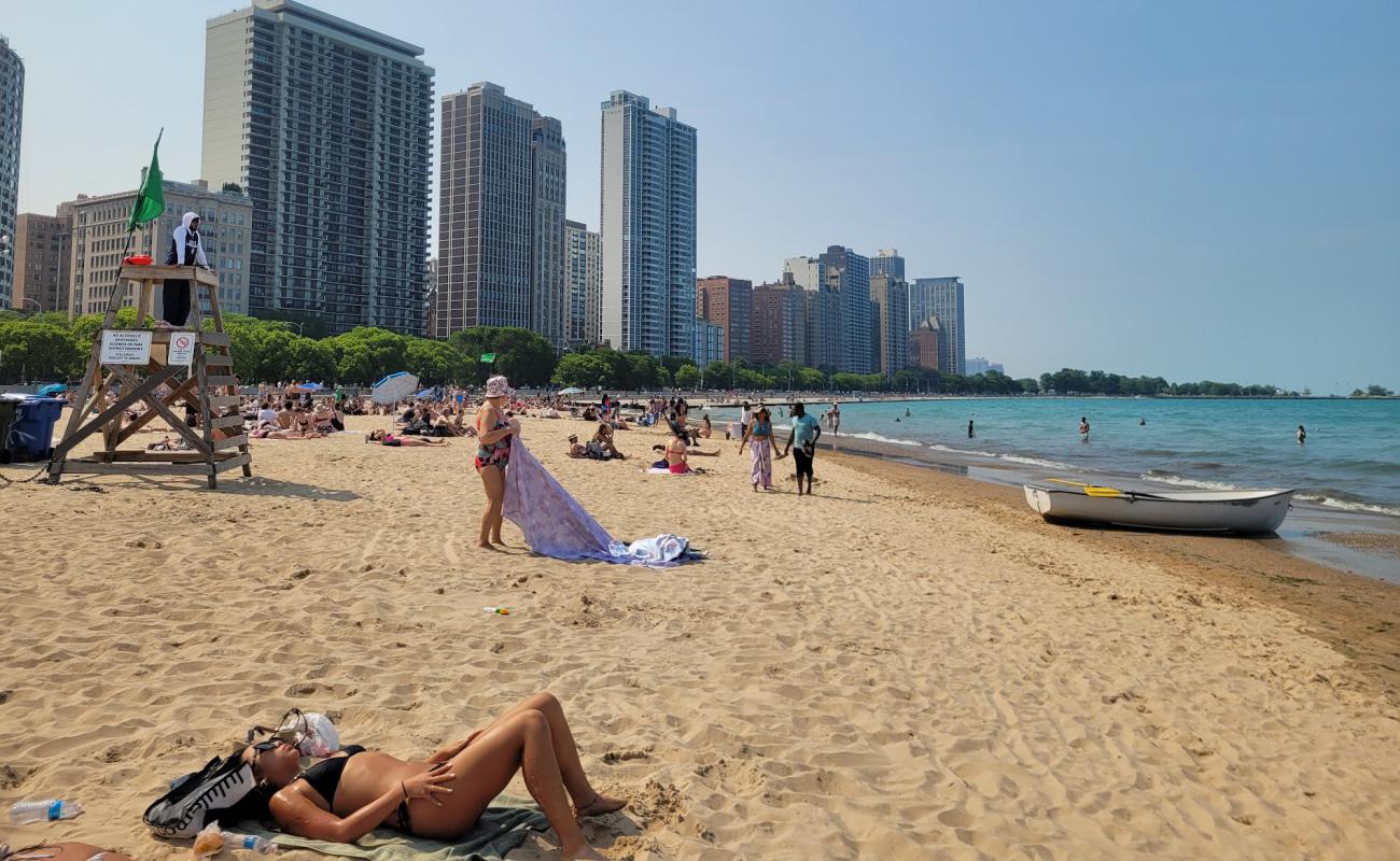 Oak Street Beach'in fotoğrafı parlak kum yüzey ile