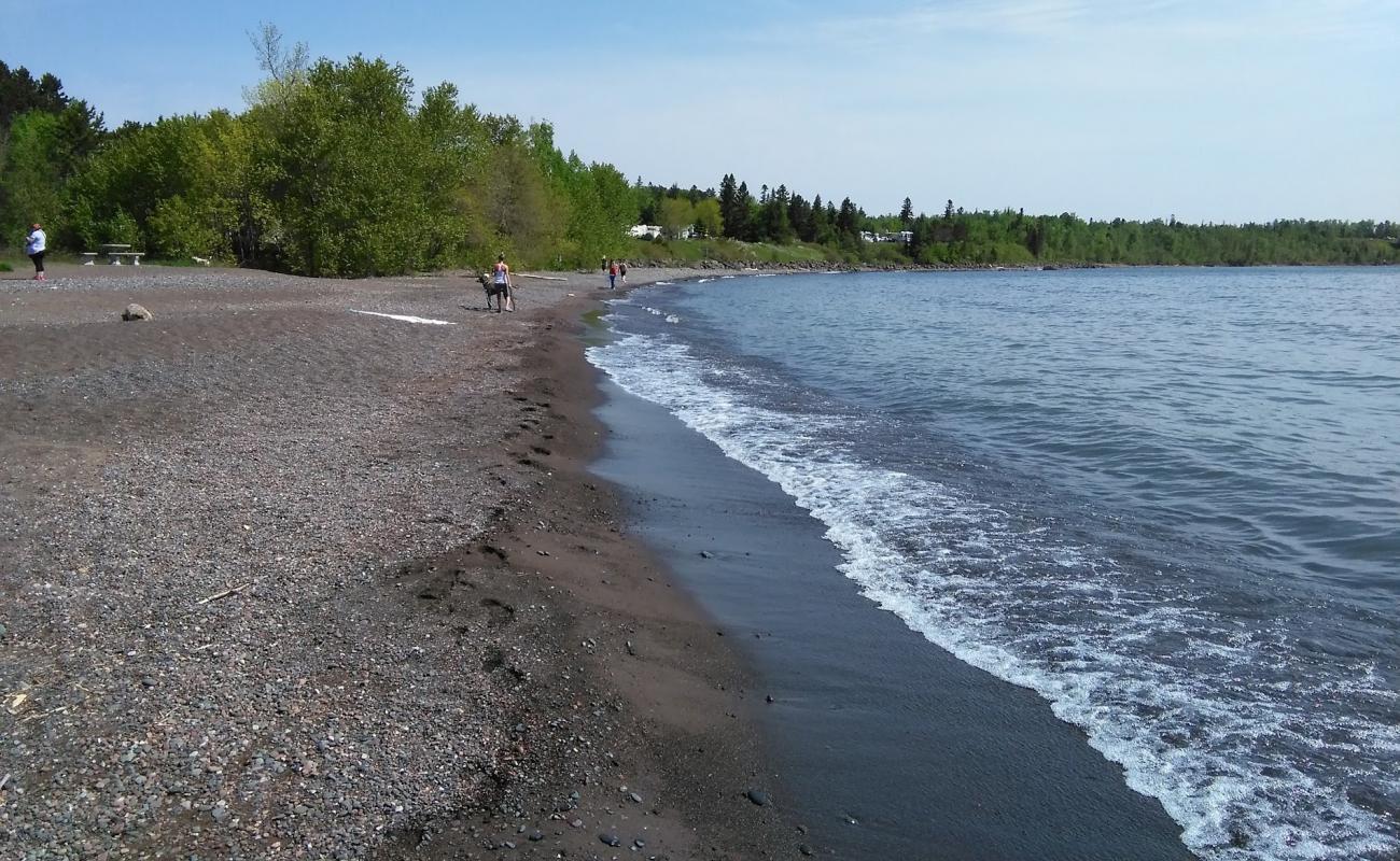 Burlington Bay Beach'in fotoğrafı gri kum ve çakıl yüzey ile