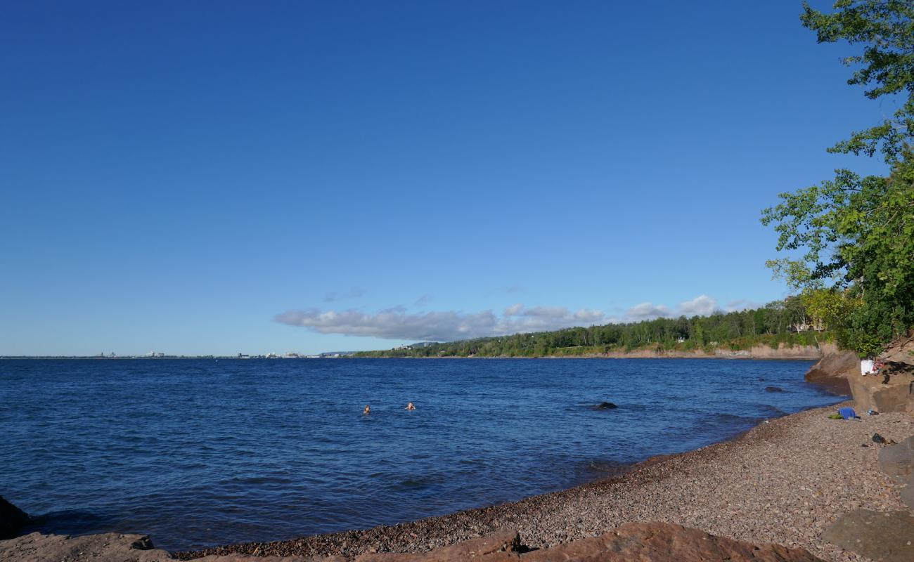 42nd Avenue Beach'in fotoğrafı gri çakıl taşı yüzey ile