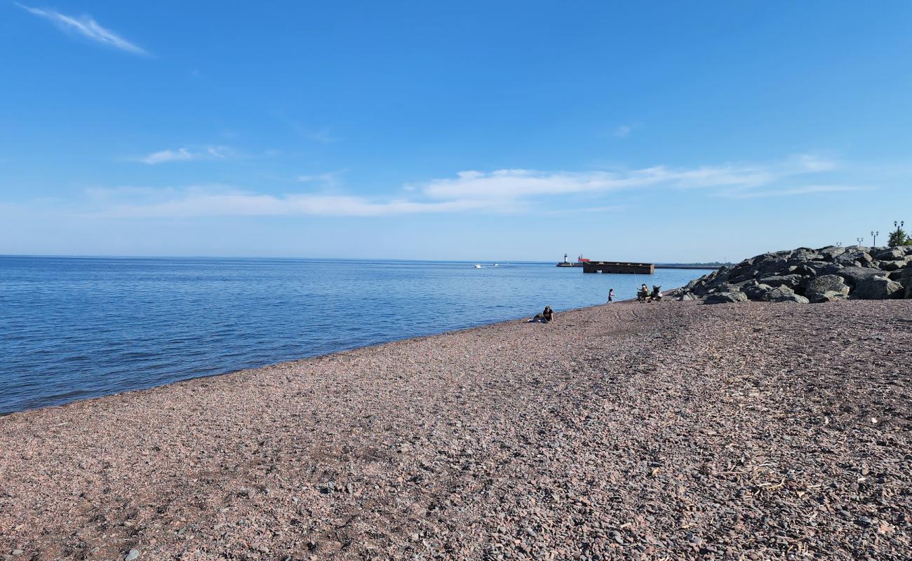 Lakewalk Beach'in fotoğrafı kahverengi çakıl yüzey ile