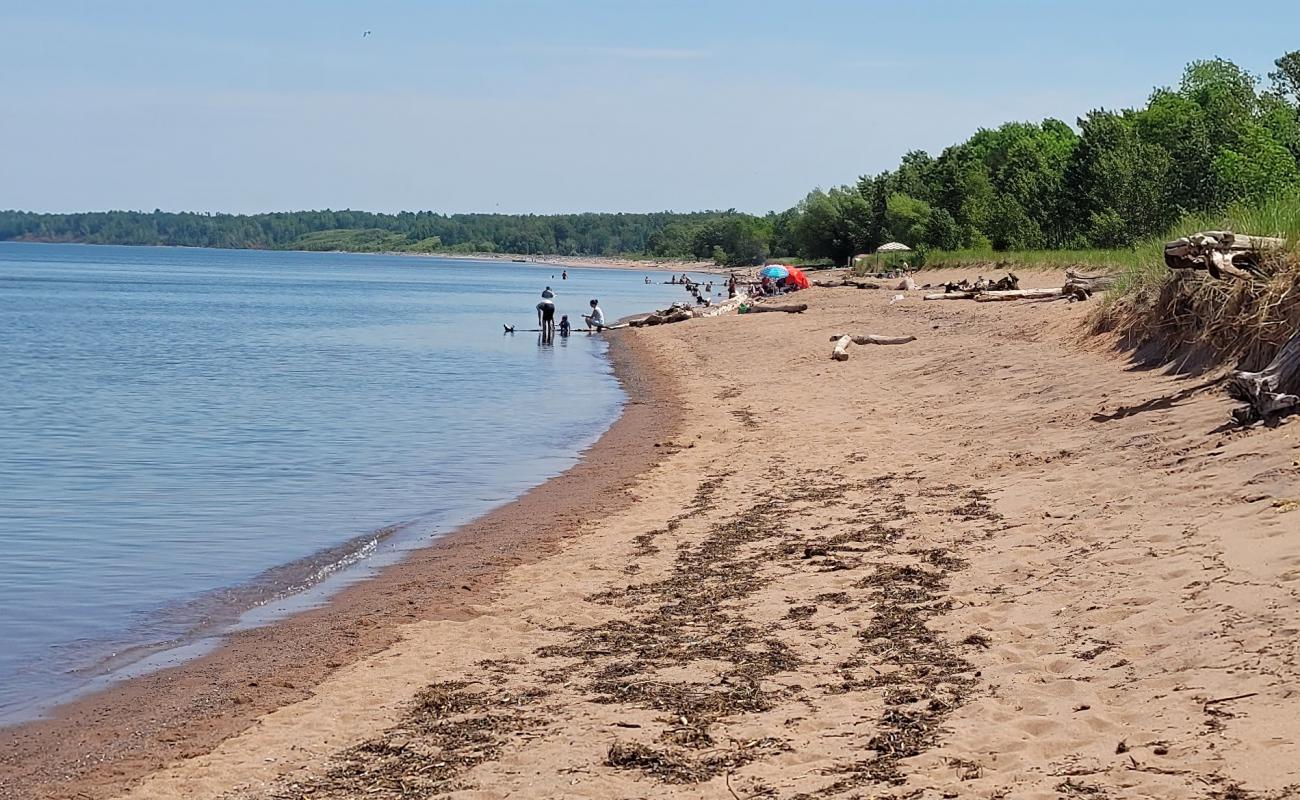 Wisconsin Point Beach'in fotoğrafı parlak kum yüzey ile