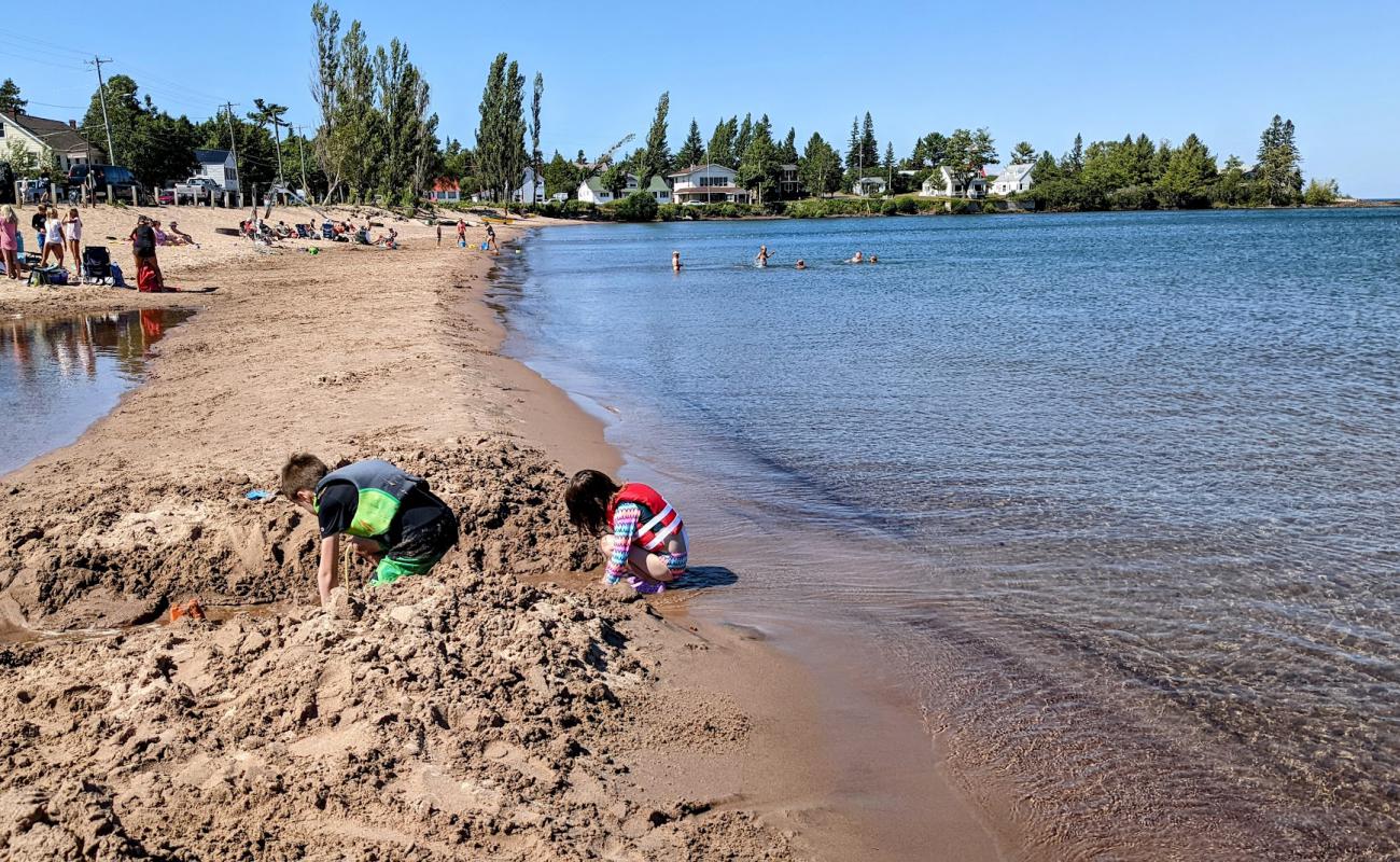 Eagle Harbor Beach'in fotoğrafı parlak kum yüzey ile